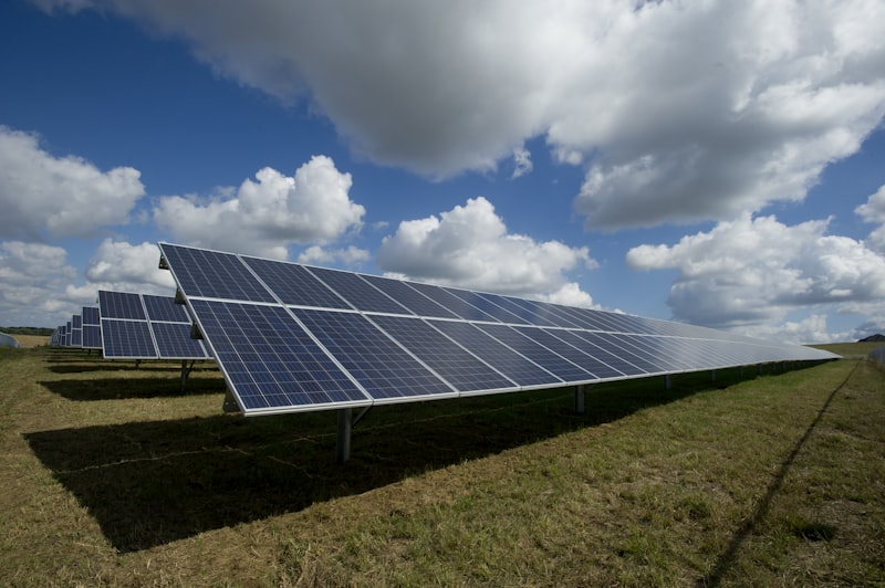 Orientation et inclinaison des panneaux solaires : comment optimiser votre production ?